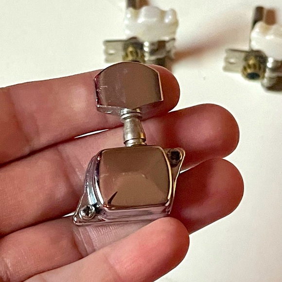 Set of 6 Guitar Tuning Pegs /Tuners, 10 little screws & a jar for the screws - Picture 3 of 6